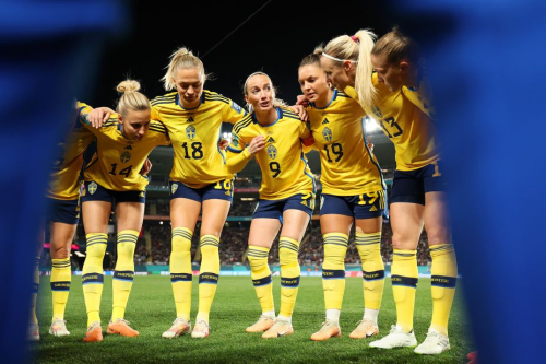 Captain Kosovare Asllani of Sweden talks to her teammates in a huddle prior to Friday's quarterfinal against Japan.
