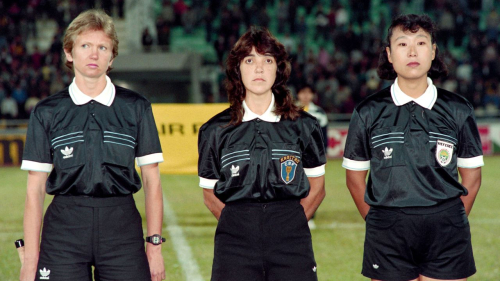 Claudia Vasconcelos lines up alongside Linda Black and Zuo Xiudi ahead of the 1991 third-place playoff