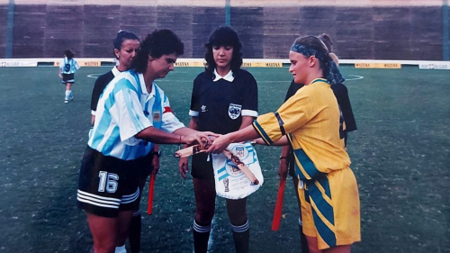 Claudia Vasconcelos officiating a match between Argentina and Australia in 1995.