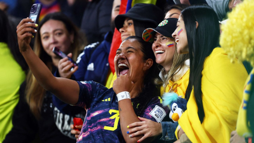 Soccer Football - FIFA Women's World Cup Australia and New Zealand 2023 - Round of 16 - Colombia v Jamaica - Melbourne Rectangular Stadium, Melbourne, Australia - August 8, 2023 Colombia's Daniela Arias celebrates with fans after the match as Colombia progress to the quarter finals of the World Cup REUTERS/Hannah Mckay