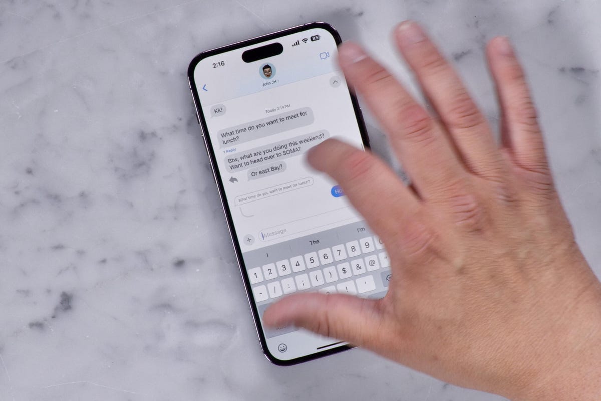 A fingers swipes left on a message on the iPhone