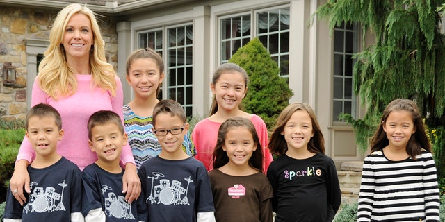 Kate Gosselin poses with her twins and sextuplets