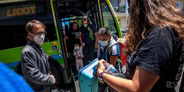 Migrants arrive in LA by bus from Texas