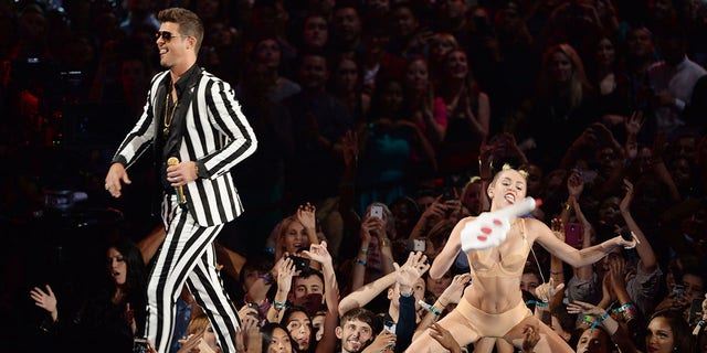 Robin Thicke and Miley Cyrus at the 2013 MTV VMAs