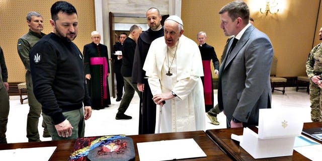 Exchange of presents between Pope Francis and Volodymyr Zelenskyy