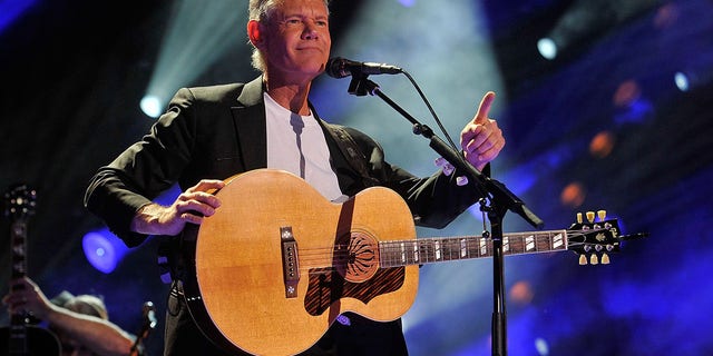 A photo of Randy Travis performing in 2013
