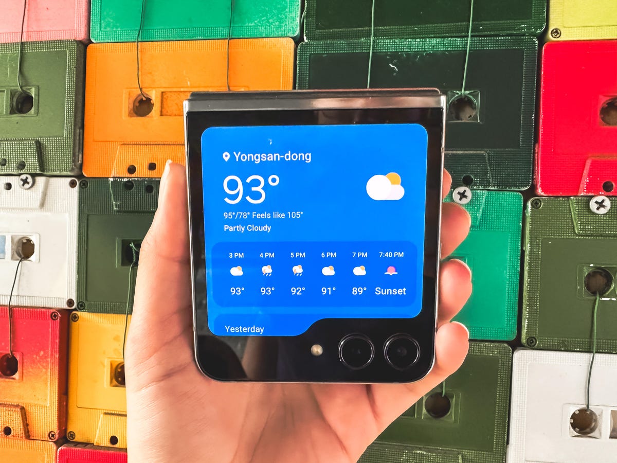 The weather widget being shown on the Galaxy Z Flip 5's cover screen.