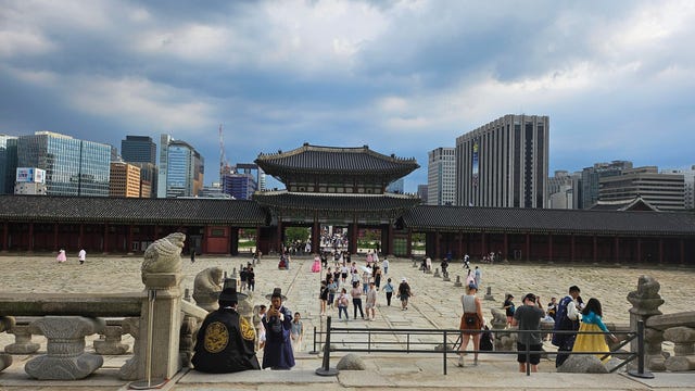 A photo of Gyeongbokgung Palace in Seoul taken on the Galaxy Z Flip 5.