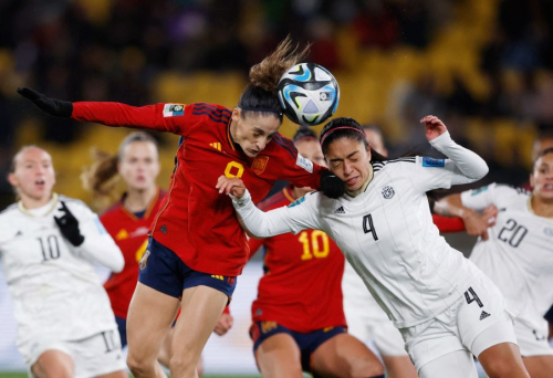 Spain's Esther González wins a header against Costa Rica's Mariana Benavides on July 21. Spain won 3-0.