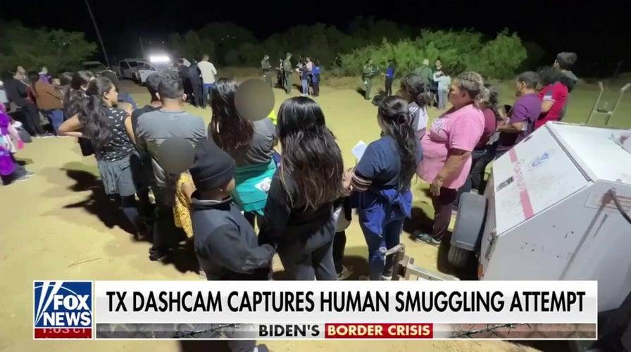 Massive group of migrants convenes at the southern border 