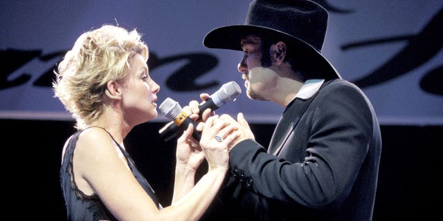 Tim McGraw and Faith Hill singing on stage