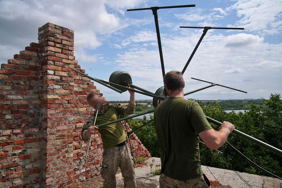Ukrainian electronic warfare unit puts up an antenna