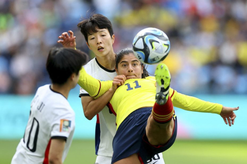 Usme tries to control the ball in front of South Korea's Kim Hye-ri.