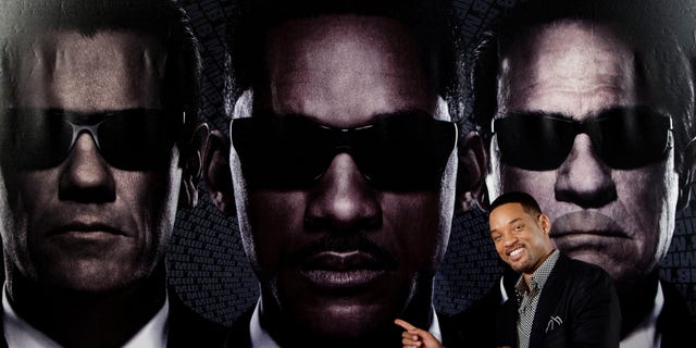 will smith pointing at men in black poster