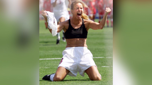 Brandi Chastain of the US shouts after falling on her knees after she scored the last goal in a shoot-out in the finals of the Women's World Cup with China at the Rose Bowl in Pasadena, California 10 July 1999. The US won 5-4 on penalties.  (ELECTRONIC IMAGE) AFP PHOTO/HECTOR MATA (Photo by HECTOR MATA / AFP)        (Photo credit should read HECTOR MATA/AFP via Getty Images)