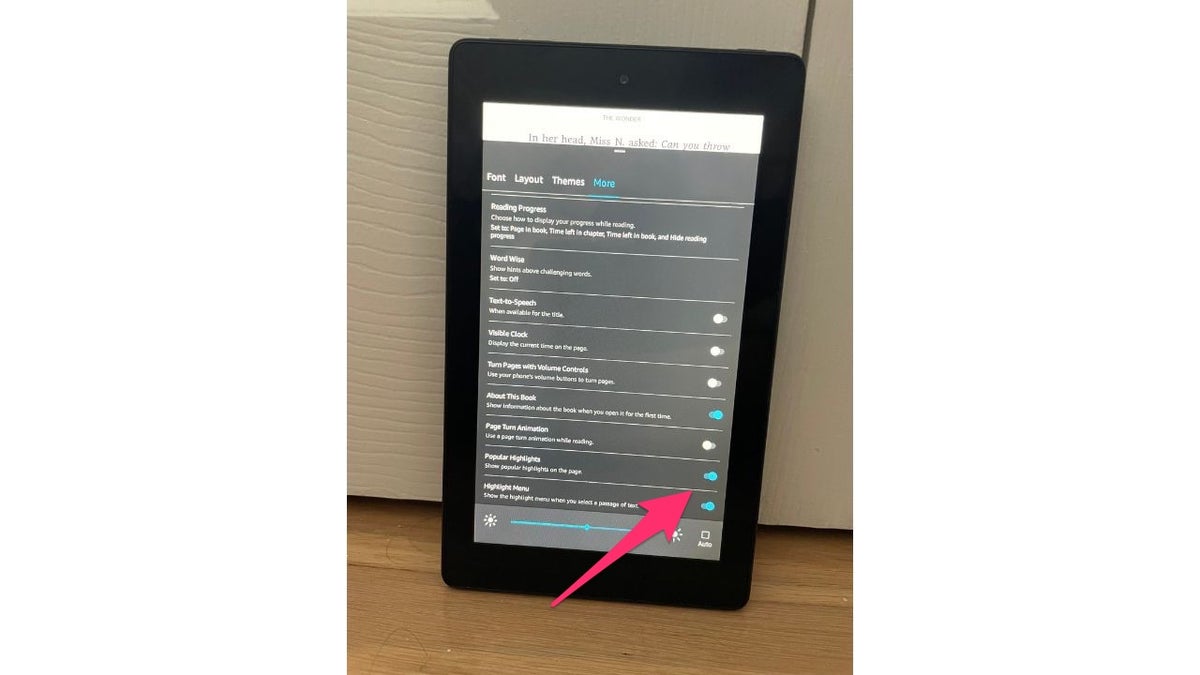 Red arrow pointing to the toggle button for Popular Highlights on Amazon Kindle