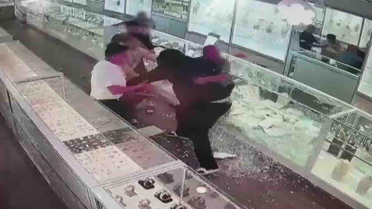 family fights back against robber