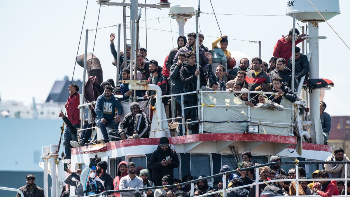 Migrants arrive to Italy via ship