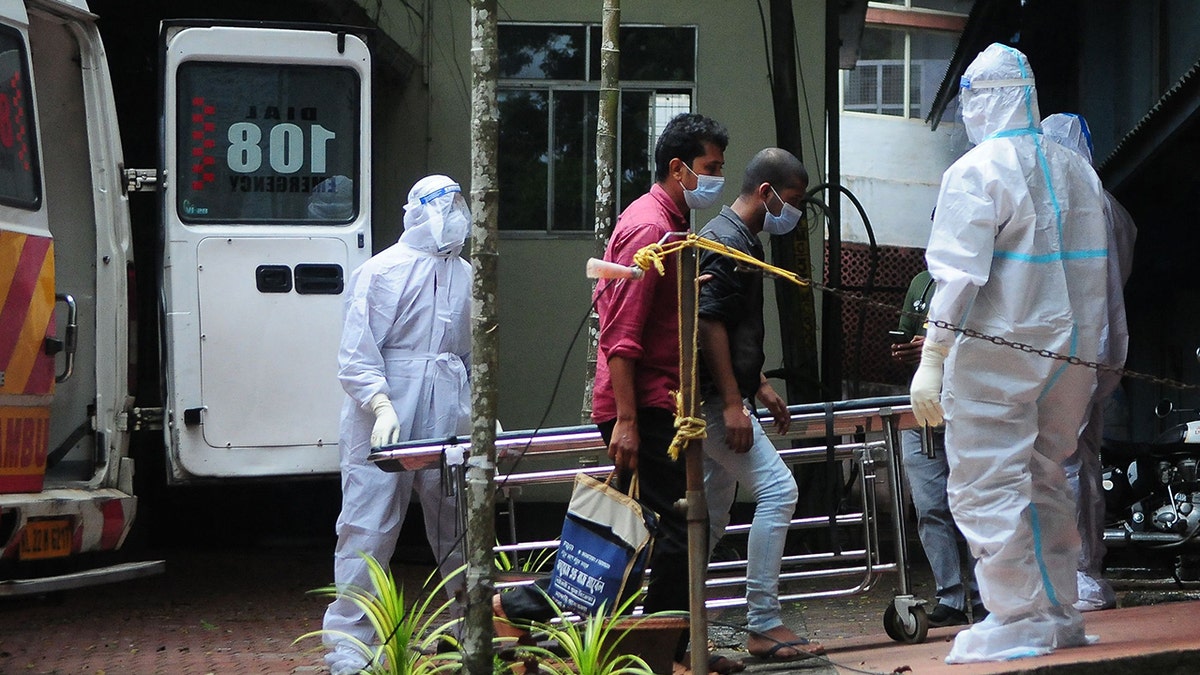 Health workers transport people who came in contact with person infected with Nipah virus