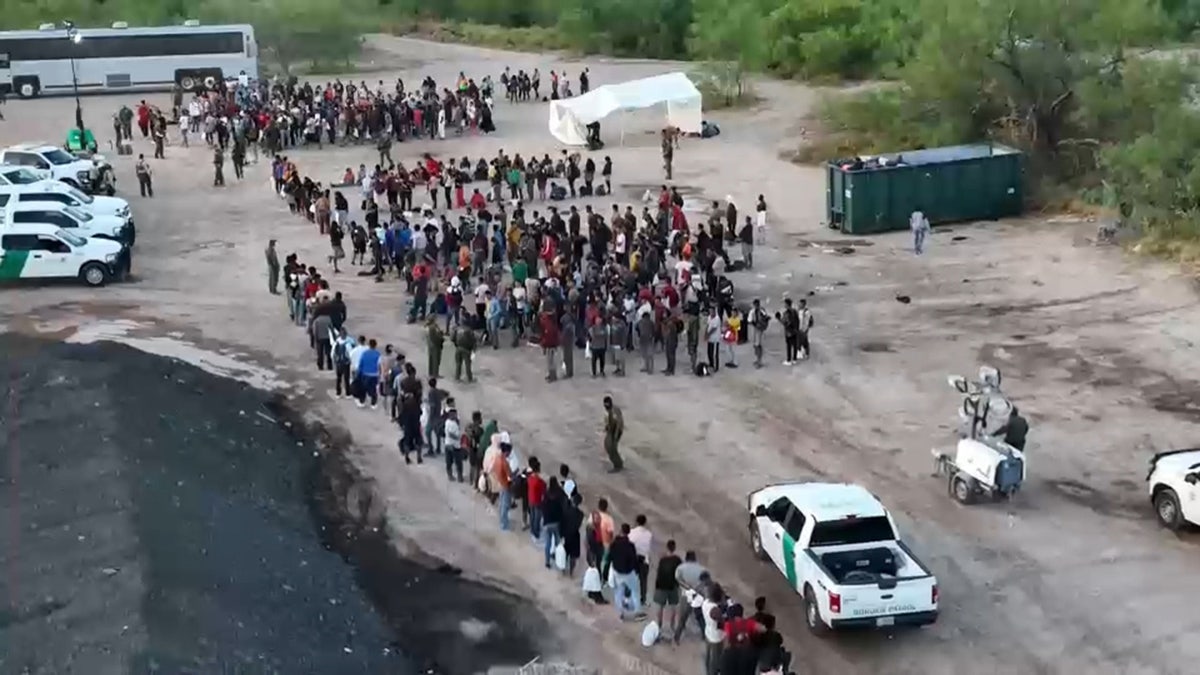 Border Patrol process large group of migrants in Eagle Pass, Mexico