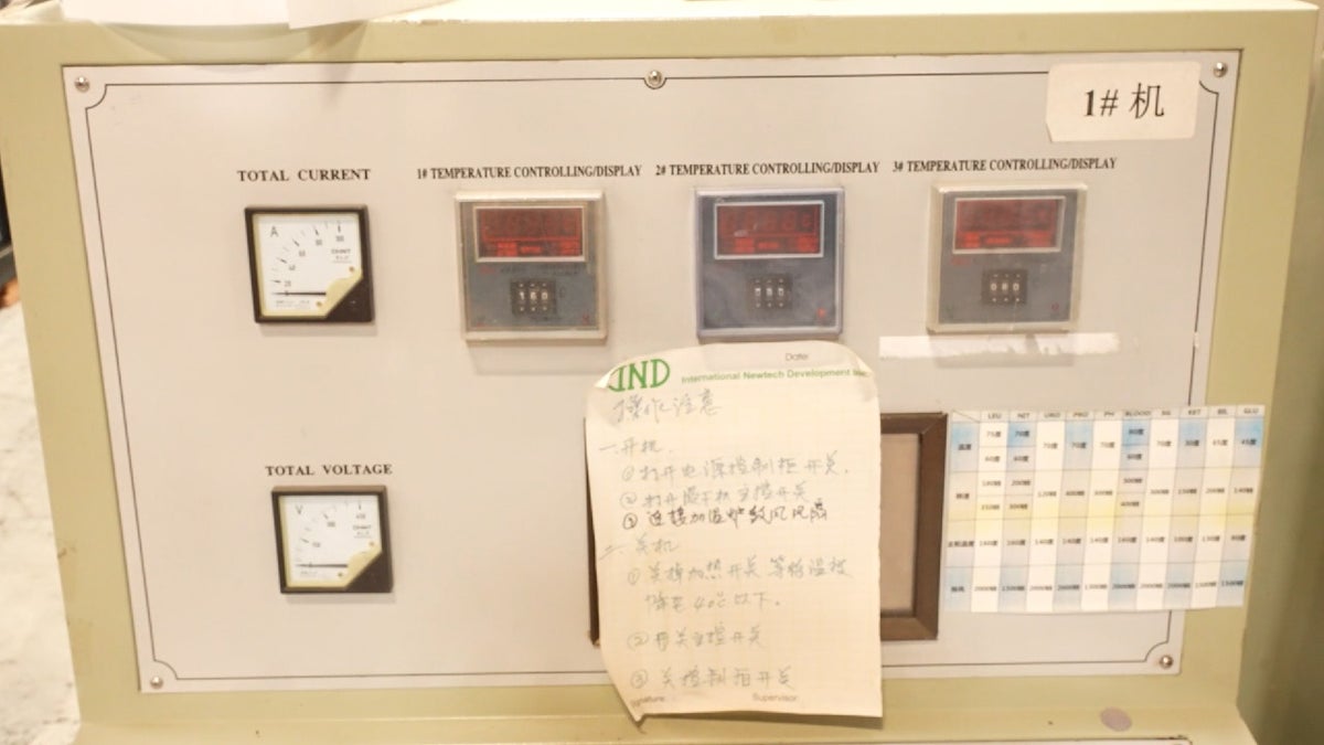Lab equipment with labs and stickers written in Chinese.