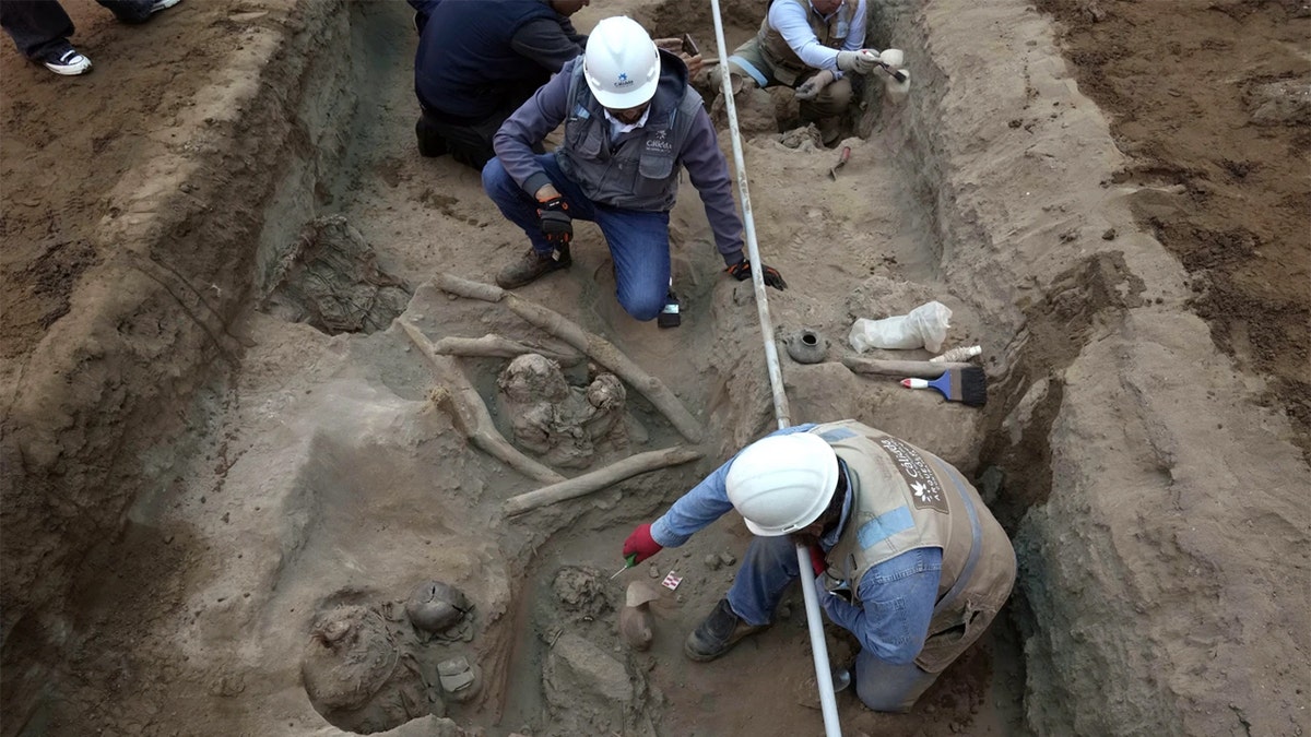 Peru archaeologists uncover vessels and bones