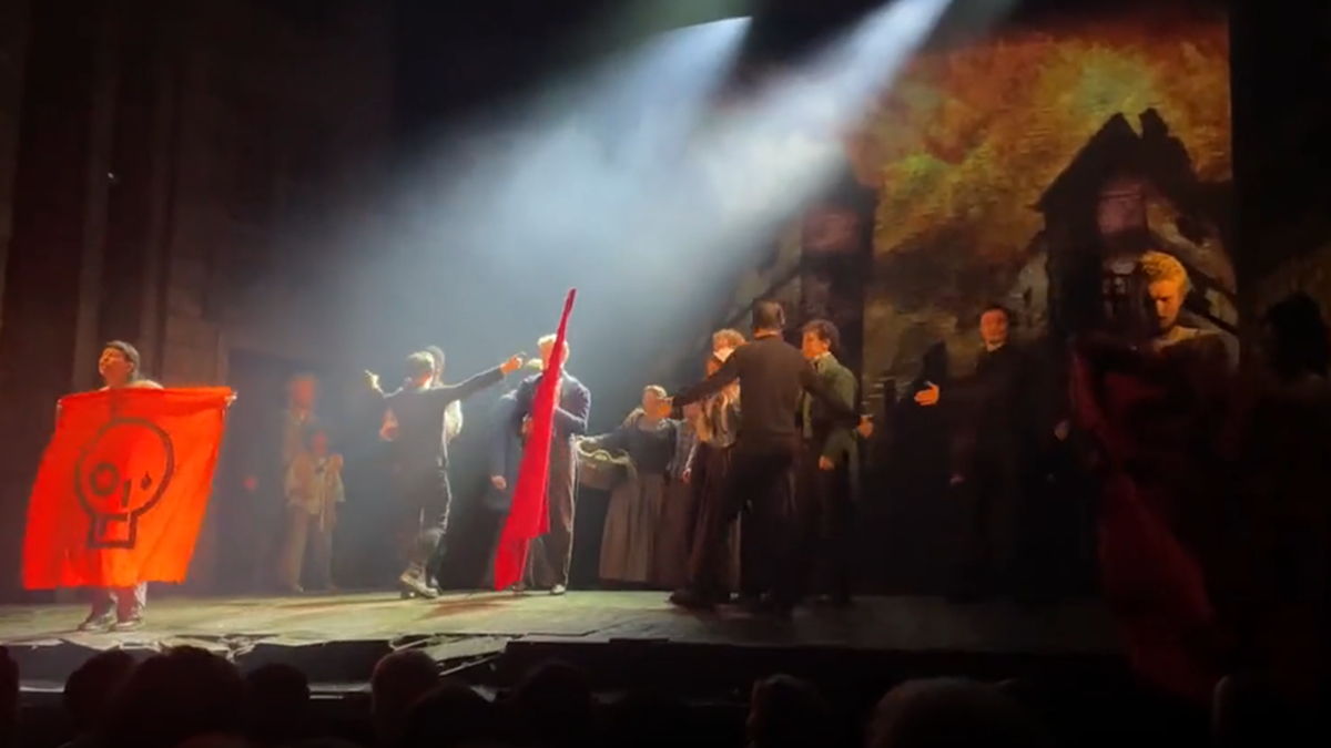 London West End Les Miserables performance disrupted