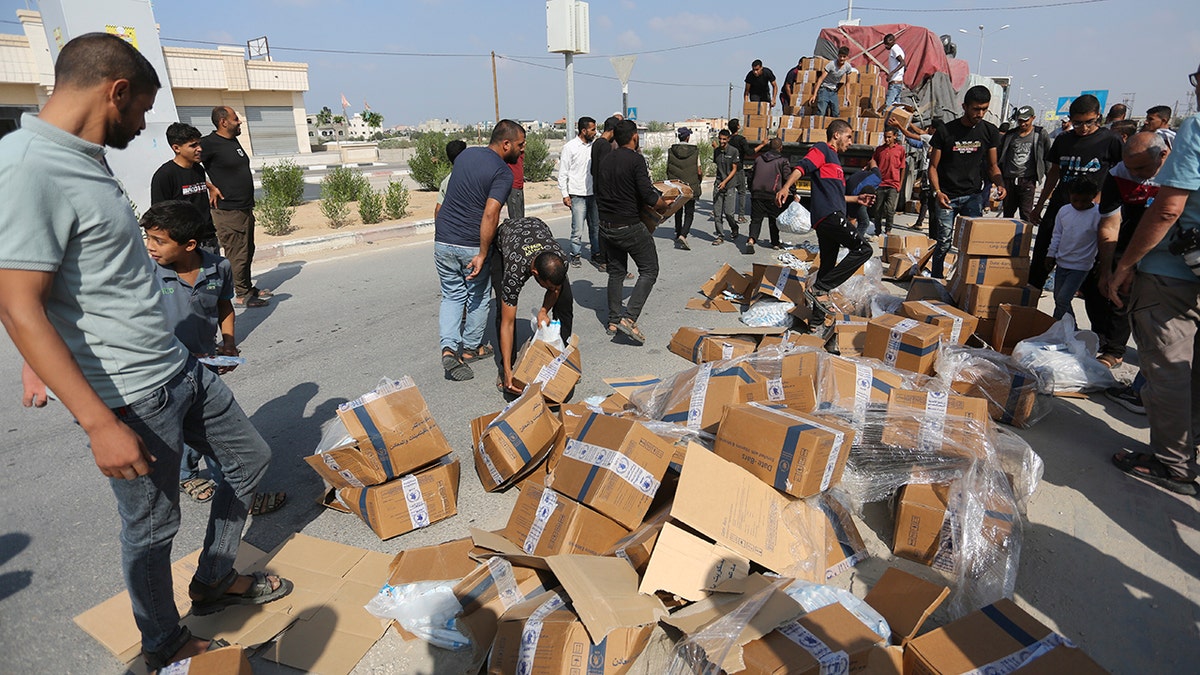 Boxes, Palestinians