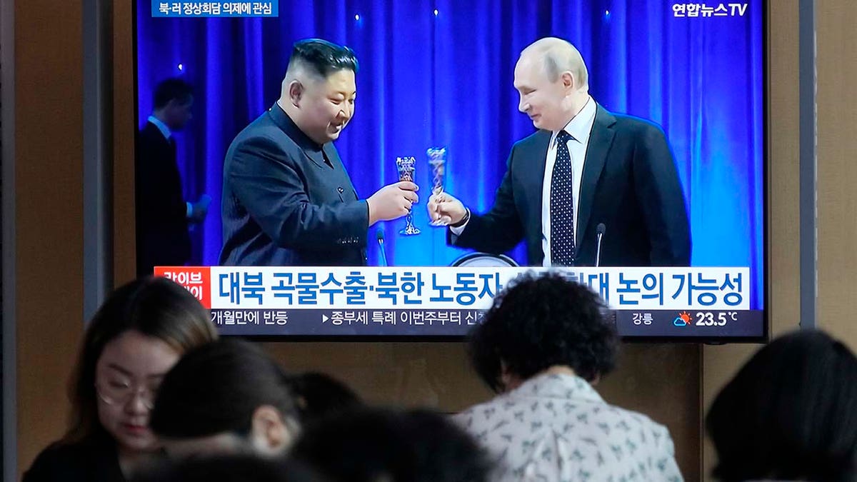 Kim Jong-un and Putin toasting