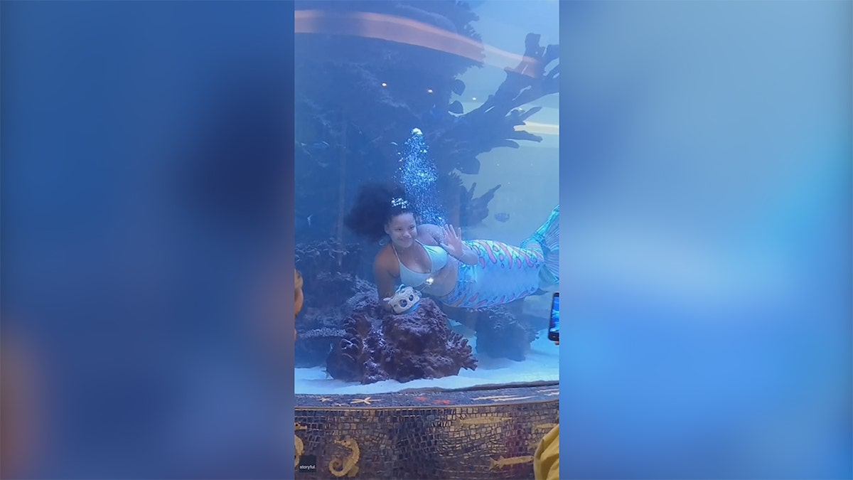 Mermaid blows kisses