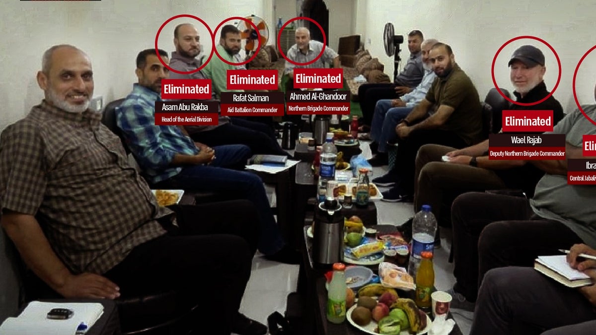 Hamas leaders during a meeting while eating