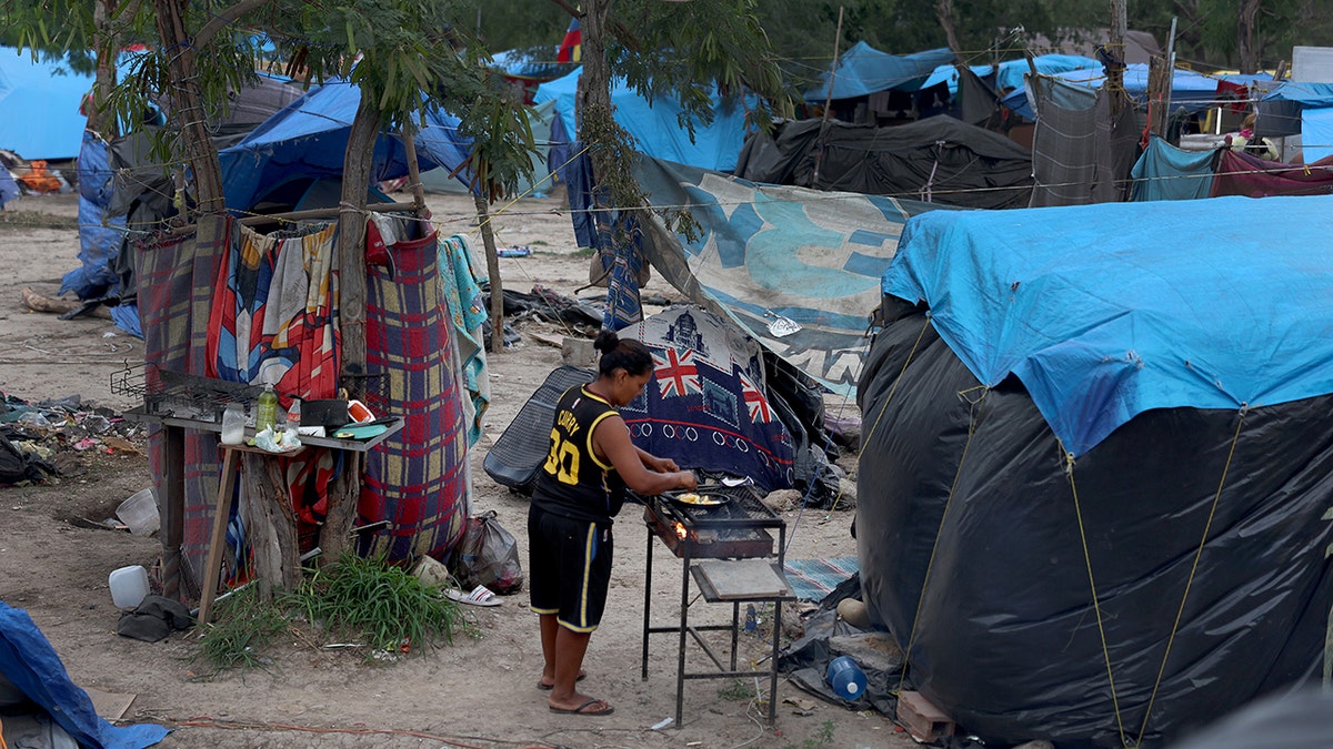 Migrants, tents