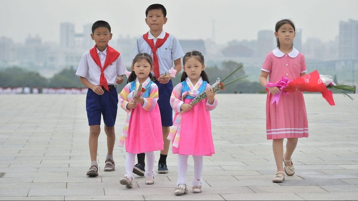 North Korea children tribute statues