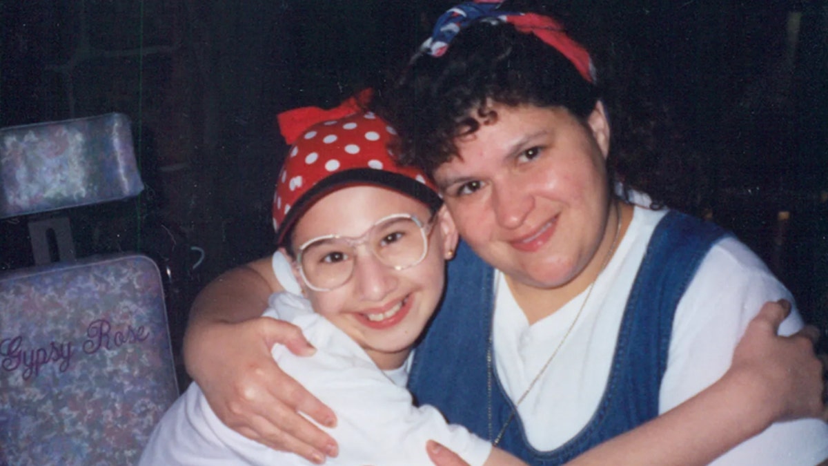 Gypsy Rose Blanchard (left) and Dee Dee Blanchard (right)