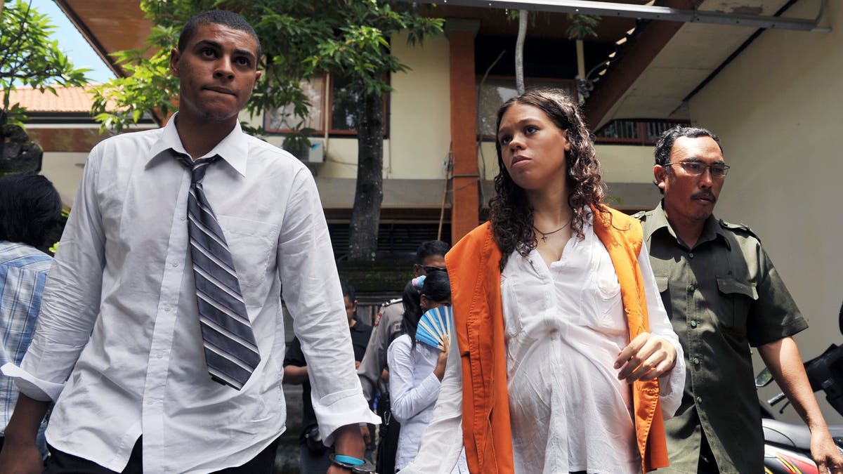U.S. citizens Tommy Schaefer (L) and his girlfriend Heather Mack (R), arrive at a court in Denpasar on the Indonesian holiday island of Bali