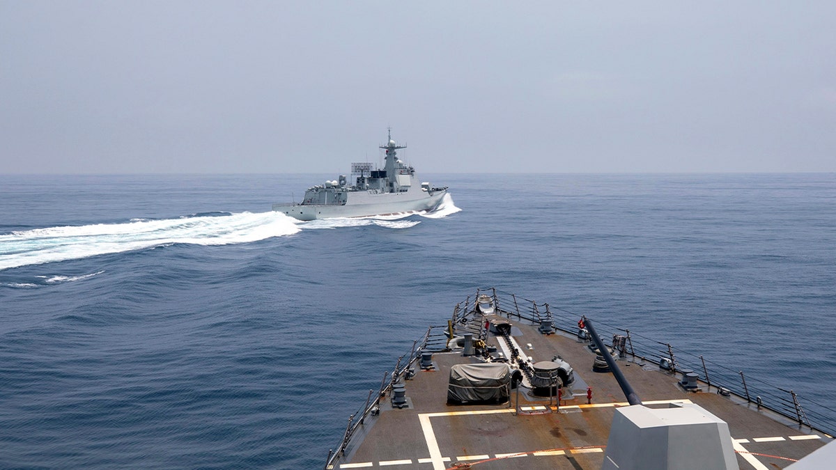 USS Chung-Hoon crossed by Chinese warship