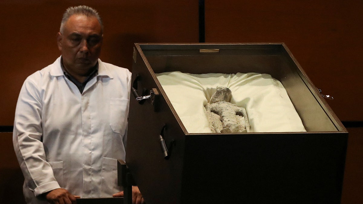 Mexico Congress shown alien corpse