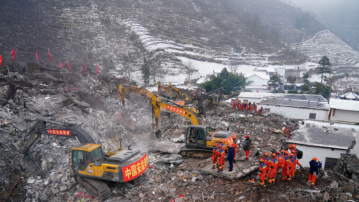 China landslide search for survivors