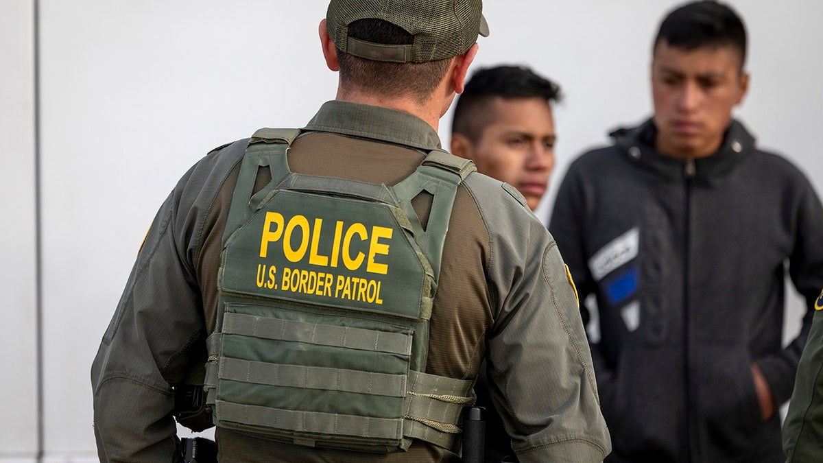 Eagle Pass migrants and Border Patrol