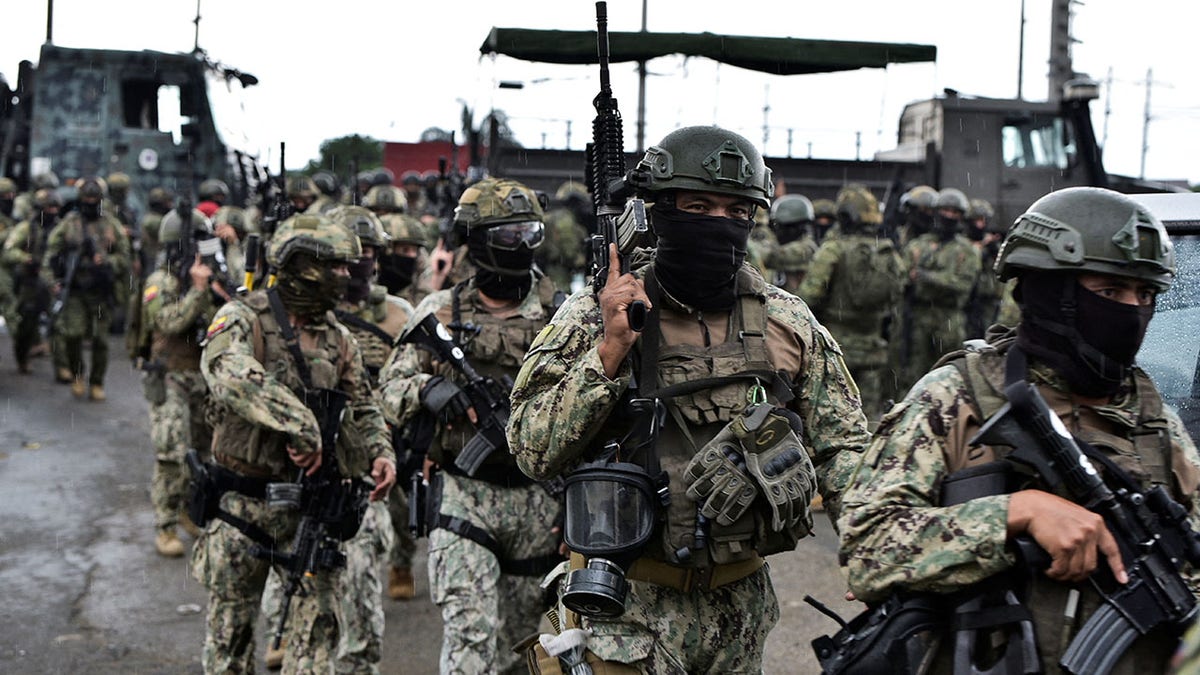 Ecuadorian soldiers arrive at prison in Guayaquil