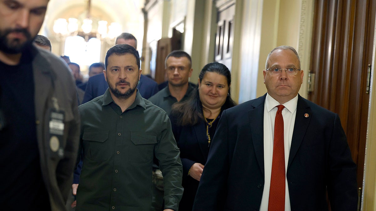 McFarland escorts Ukrainian president through House halls