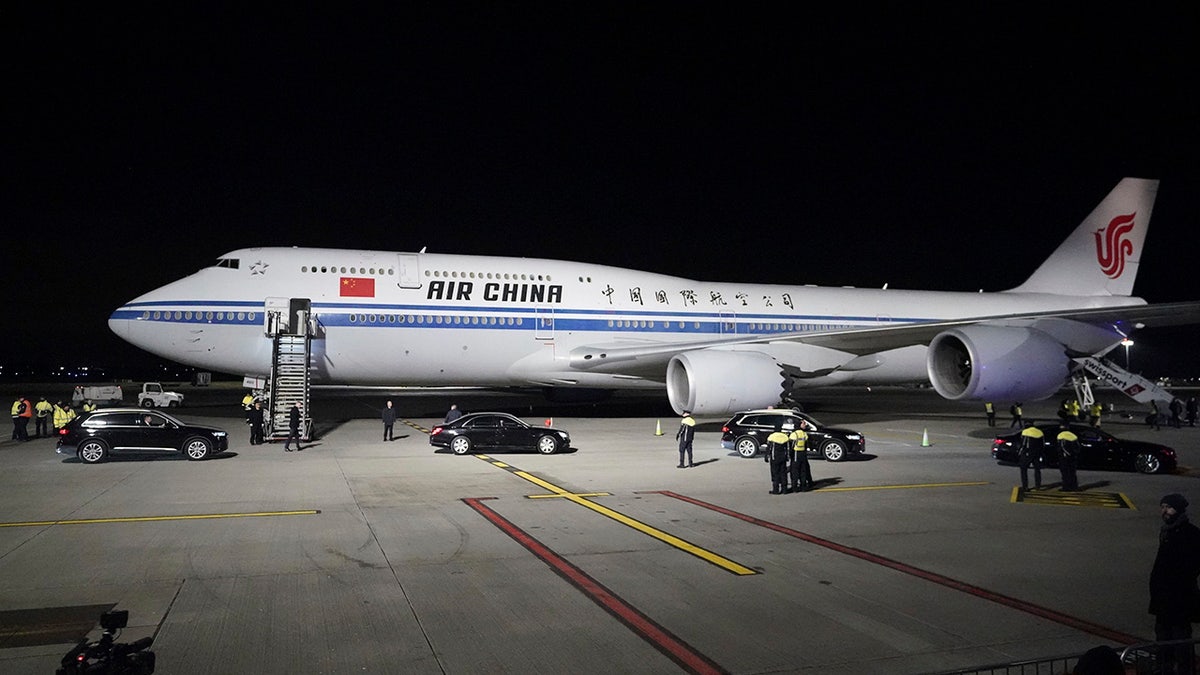 massive plane that carried Chinese premier to Dublin