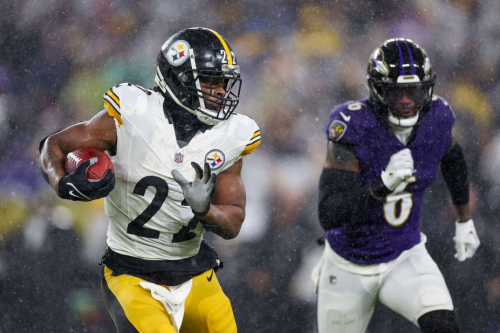 Pittsburgh Steelers running back Najee Harris runs the ball up the field in the second quarter of the Steelers' 17-10 victory over the Baltimore Ravens on Saturday, January 6.