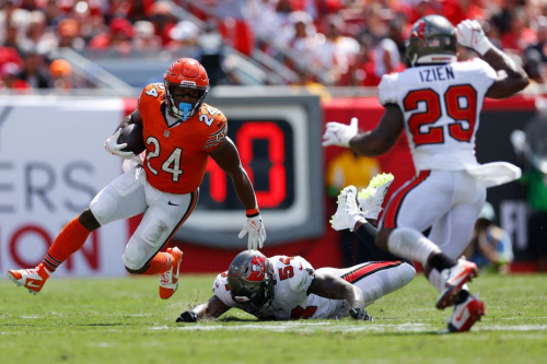 Chicago Bears running back Khalil Herbert looks for space to run the ball as he evades Tampa Bay Buccaneers linebacker Lavonte David at Raymond James Stadium. The Bears would lose 27-17.
