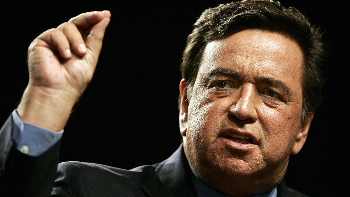 Bill Richardson addresses casino workers during a rally
