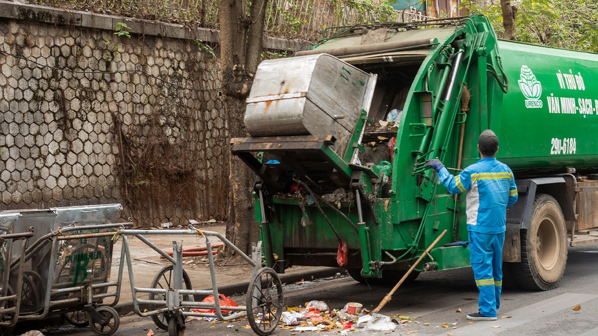 Automated rubbish truck