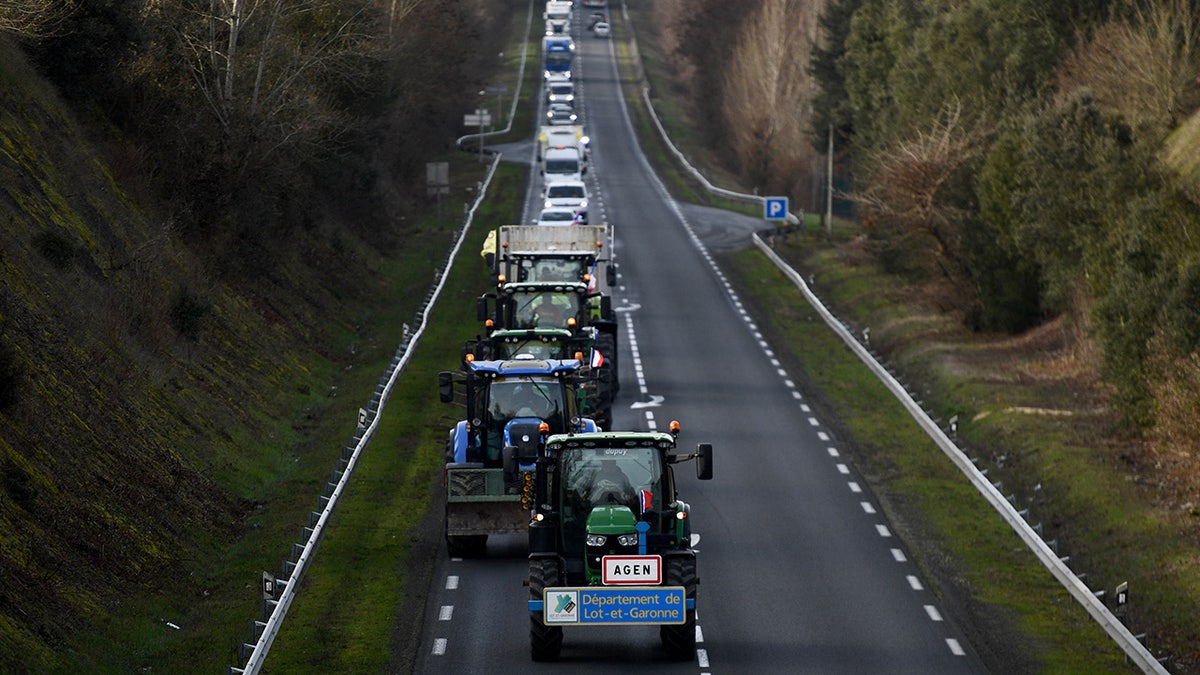 French farmers drive tractors to Paris