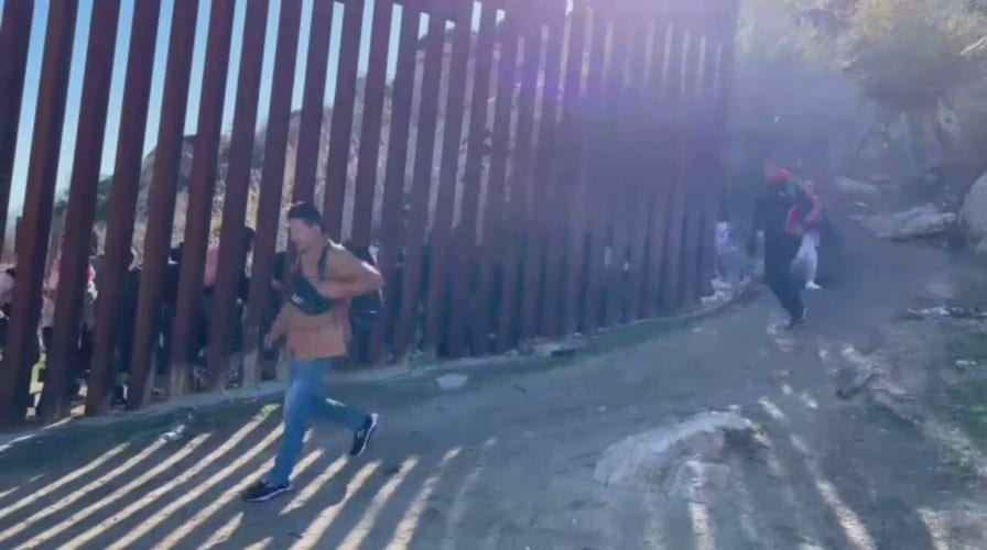 Two SUV’s pull up to Jacumba, California border wall and drop off dozens of people