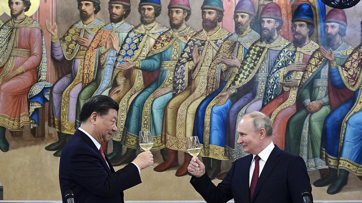 Xi Jinping and Putin toast during dinner