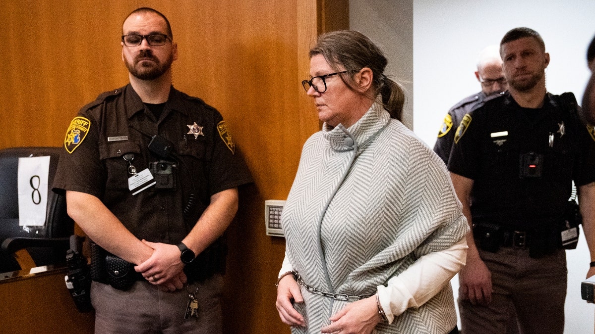 Jennifer Crumbley enters the courtroom of Oakland County Judge Cheryl Matthews on Thursday Jan. 25, 2024 to begin her trial on Thursday Jan. 25, 2024 to begin the trial of Jennifer Crumbley in Ponitiac, Mich.